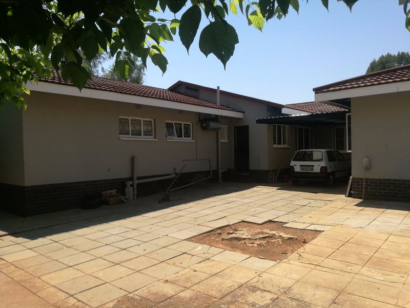 Commercial Building - Photo 4