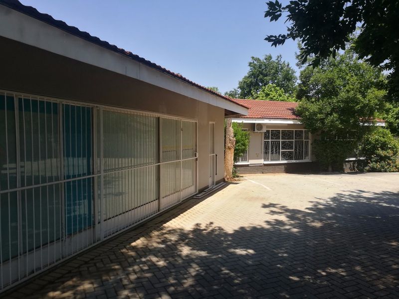 Commercial Building - Photo 1