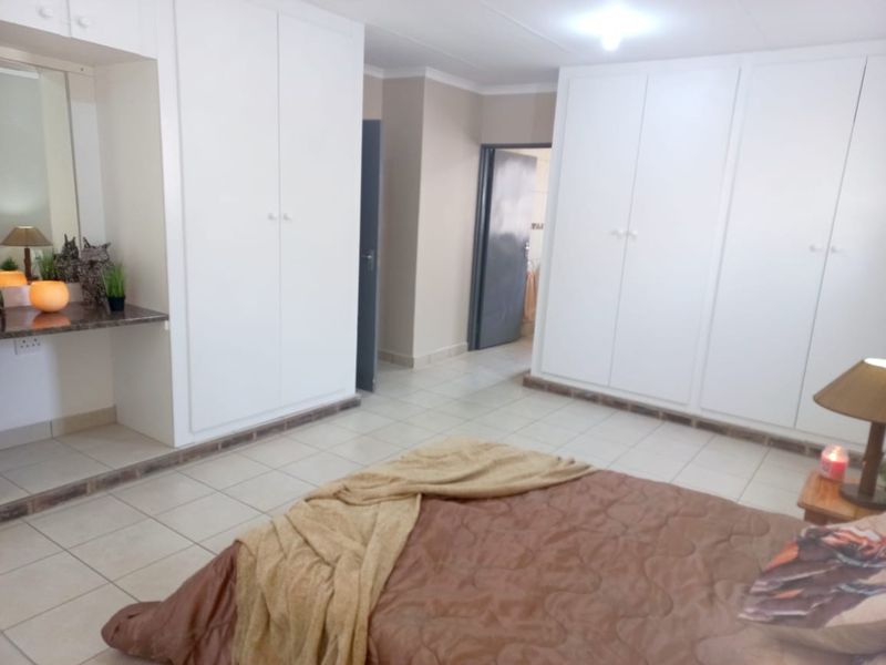 Discover your dream home in Rynfield, Benoni. This newly renovated 4- bedroom house, nestled close to schools and shops. - Photo 7