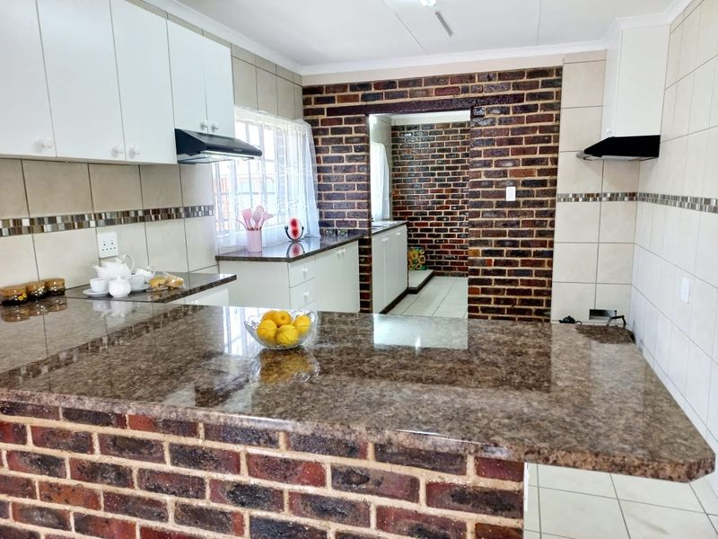Discover your dream home in Rynfield, Benoni. This newly renovated 4- bedroom house, nestled close to schools and shops. - Photo 5