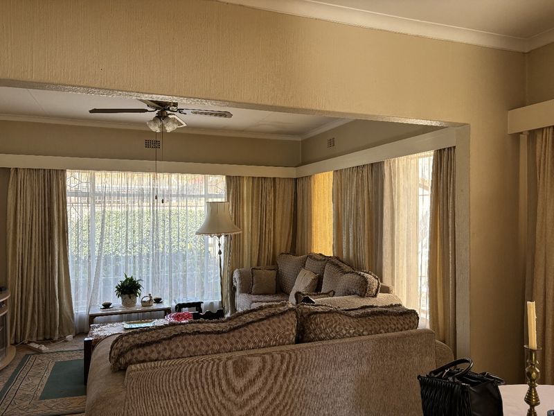 ON SHOW!!! ON SHOW!!!Lovely Family home for sale in Kensington a block from Jeppe girls. ON SHOW !! ON SHOW !! - Photo 6