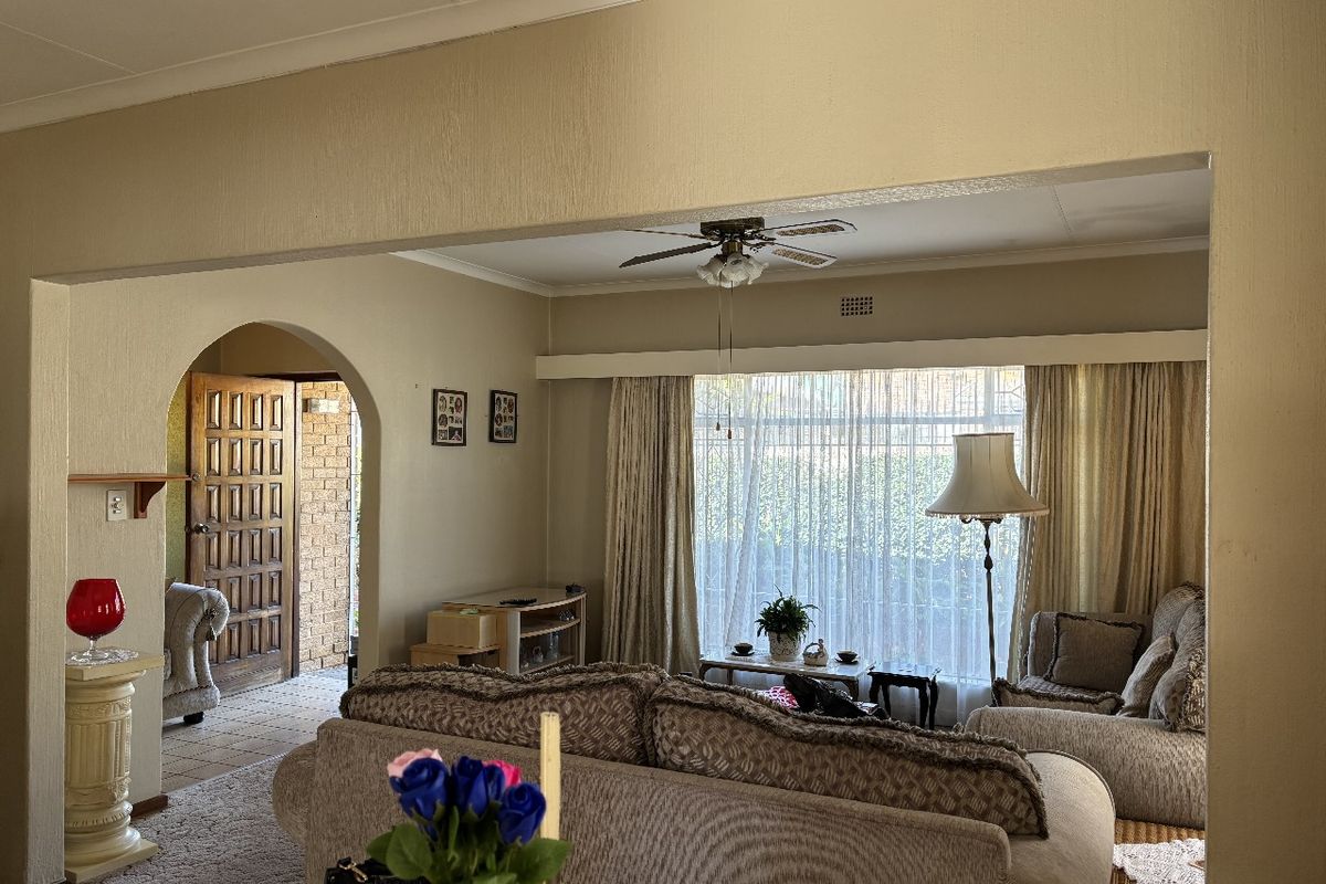 ON SHOW!!! ON SHOW!!!Lovely Family home for sale in Kensington a block from Jeppe girls. ON SHOW !! ON SHOW !! - Photo 2