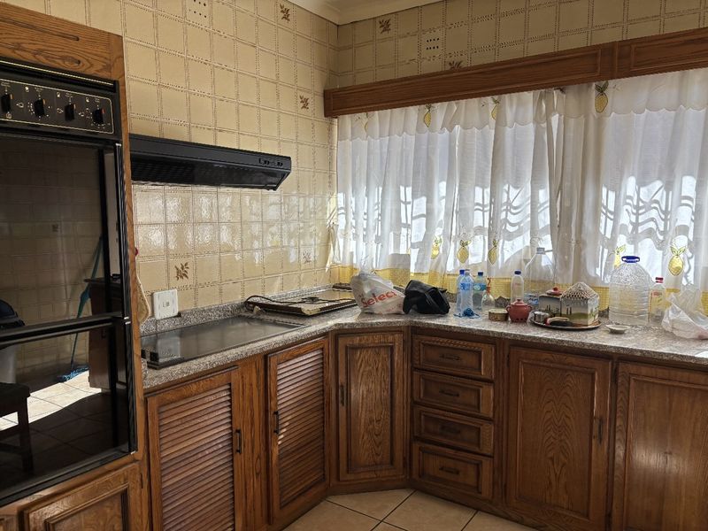 ON SHOW!!! ON SHOW!!!Lovely Family home for sale in Kensington a block from Jeppe girls. ON SHOW !! ON SHOW !! - Photo 3