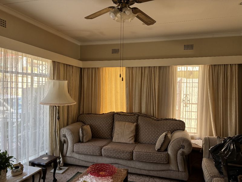 ON SHOW!!! ON SHOW!!!Lovely Family home for sale in Kensington a block from Jeppe girls. ON SHOW !! ON SHOW !! - Photo 7