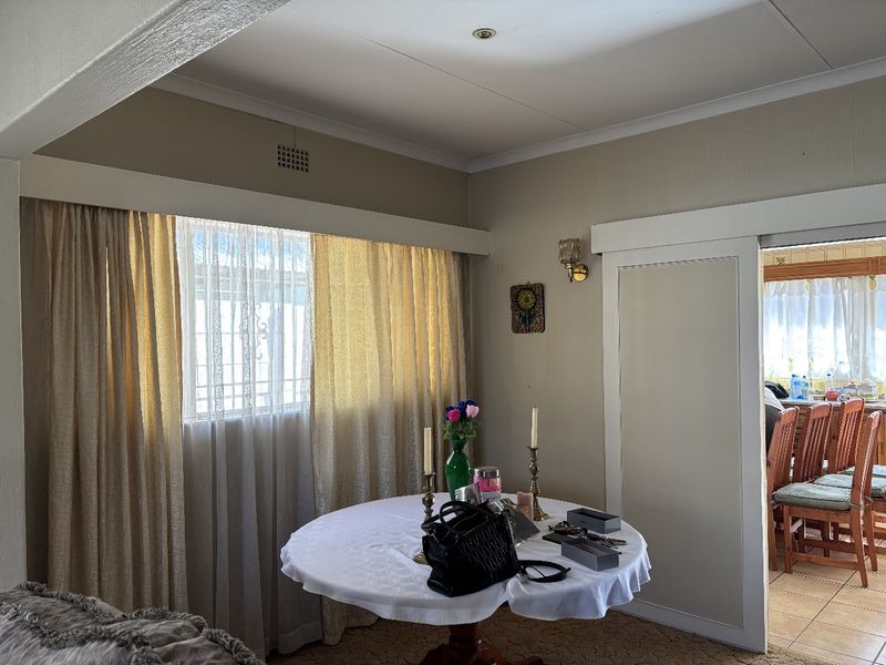 ON SHOW!!! ON SHOW!!!Lovely Family home for sale in Kensington a block from Jeppe girls. ON SHOW !! ON SHOW !! - Photo 8
