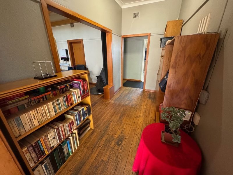 Spacious 4-Bedroom Family Home with Pool and Garages - Photo 2