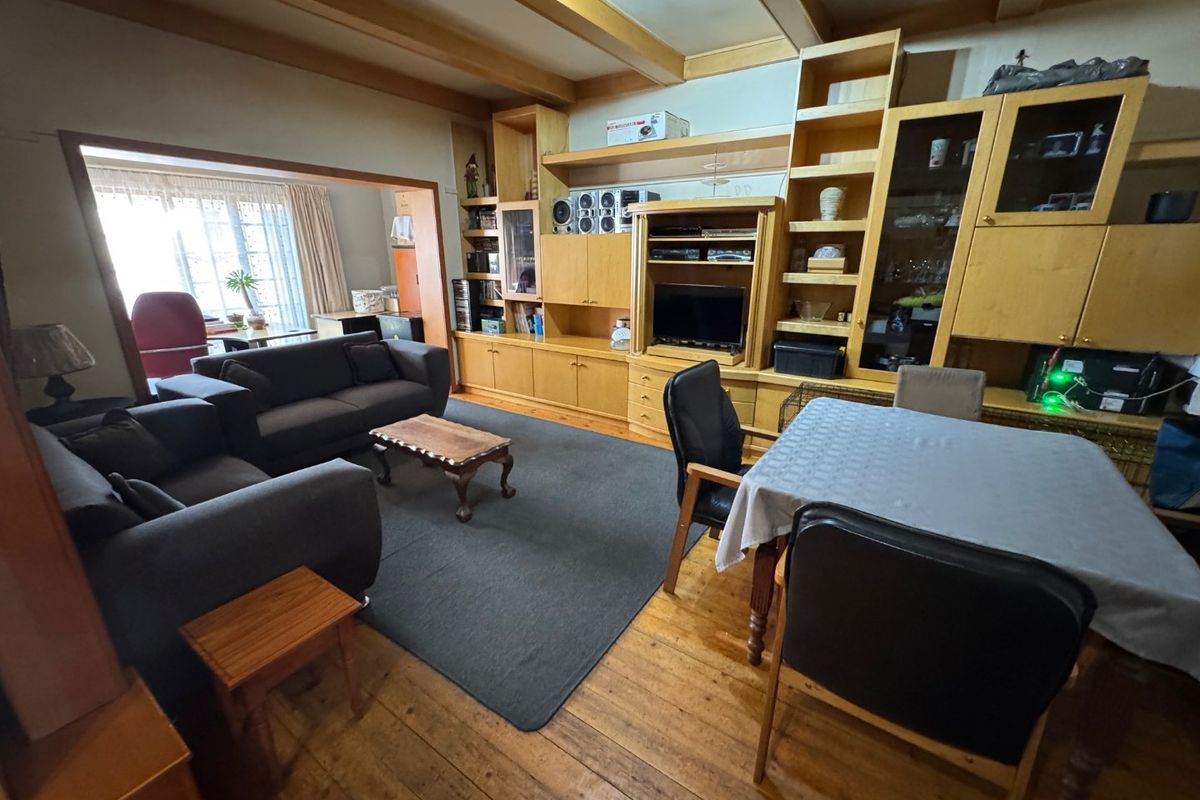 Spacious 4-Bedroom Family Home with Pool and Garages - Photo 3