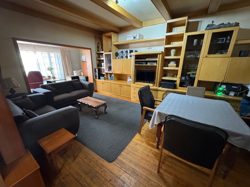 Spacious 4-Bedroom Family Home with Pool and Garages - Photo 3