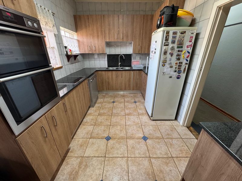 Spacious 4-Bedroom Family Home with Pool and Garages - Photo 5