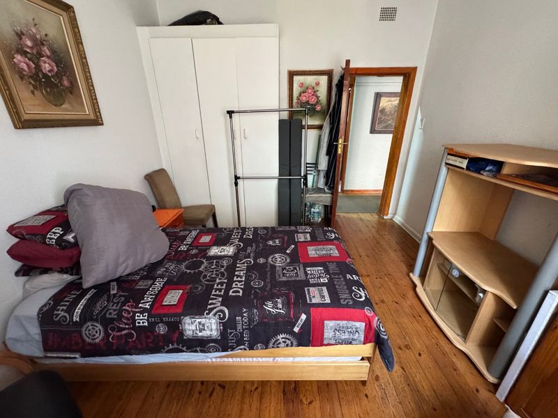 Spacious 4-Bedroom Family Home with Pool and Garages - Photo 10