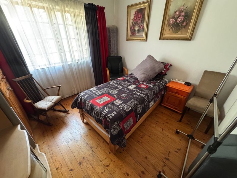 Spacious 4-Bedroom Family Home with Pool and Garages - Photo 9