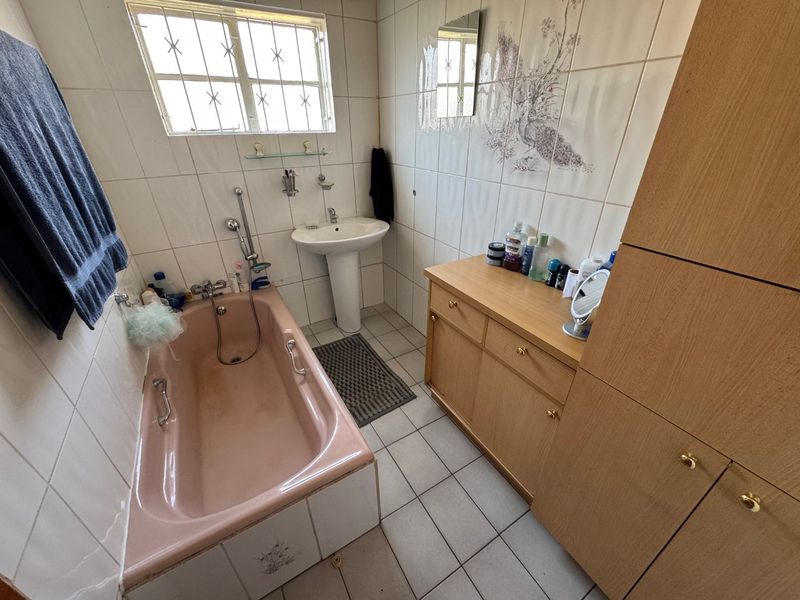 Spacious 4-Bedroom Family Home with Pool and Garages - Photo 8