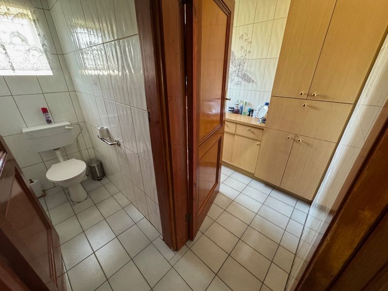 Spacious 4-Bedroom Family Home with Pool and Garages - Photo 7