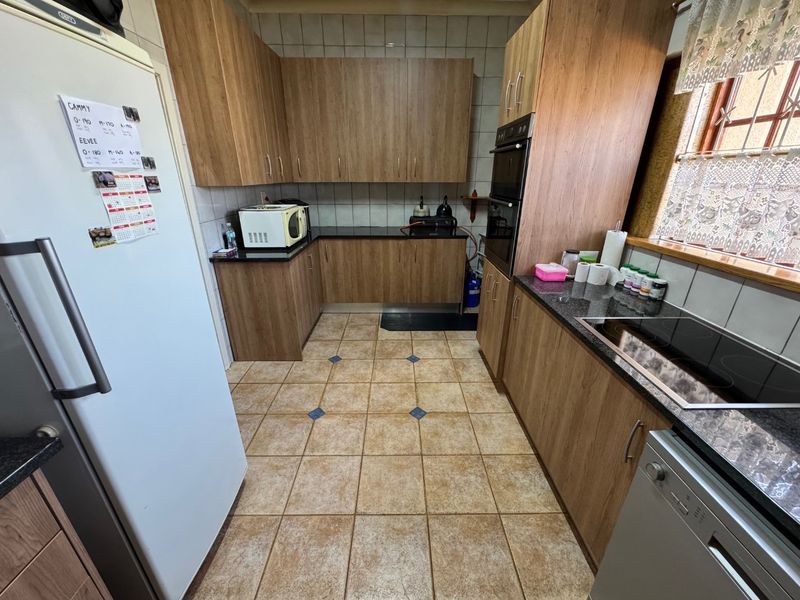 Spacious 4-Bedroom Family Home with Pool and Garages - Photo 6