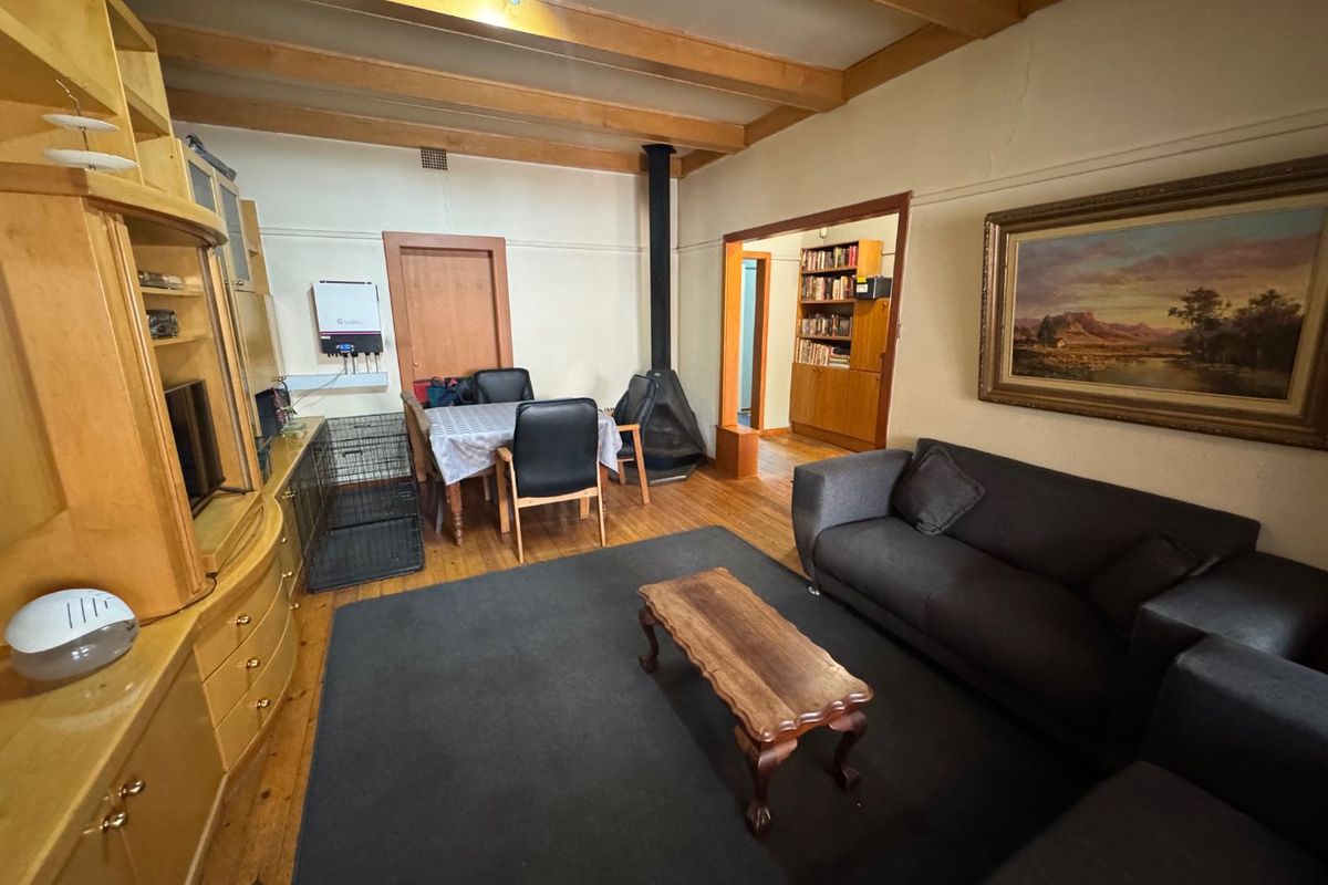 Spacious 4-Bedroom Family Home with Pool and Garages - Photo 4