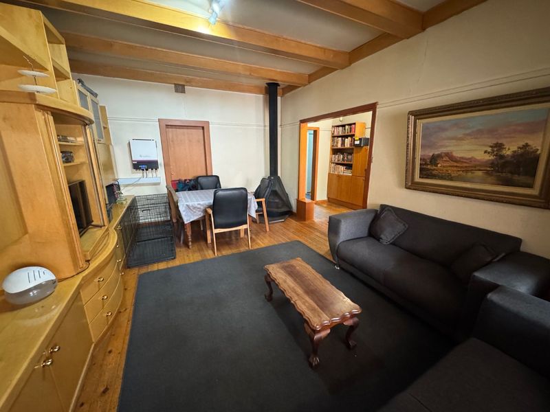 Spacious 4-Bedroom Family Home with Pool and Garages - Photo 4