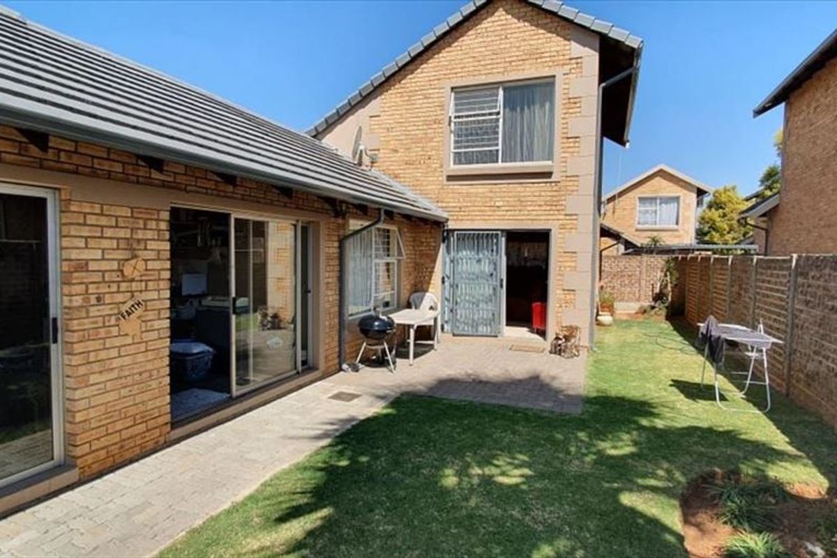 Comfortable 3-Bedroom Home with Double Garage - Photo 2