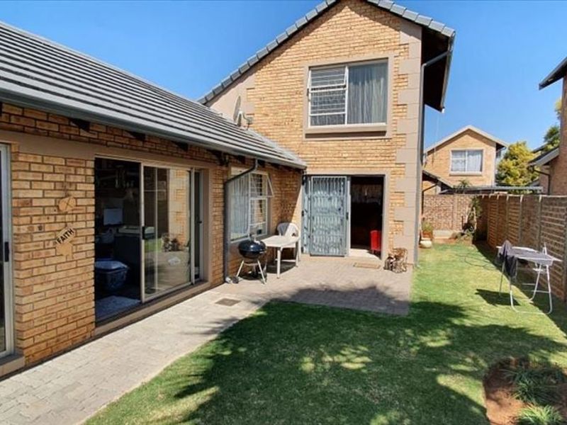 Comfortable 3-Bedroom Home with Double Garage - Photo 2