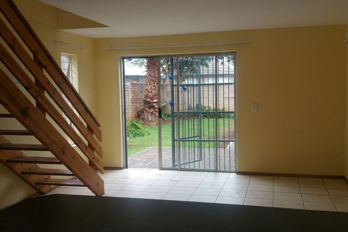 Comfortable 3-Bedroom Home with Double Garage - Photo 3