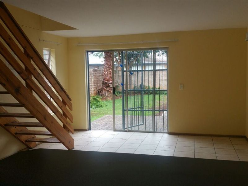 Comfortable 3-Bedroom Home with Double Garage - Photo 3