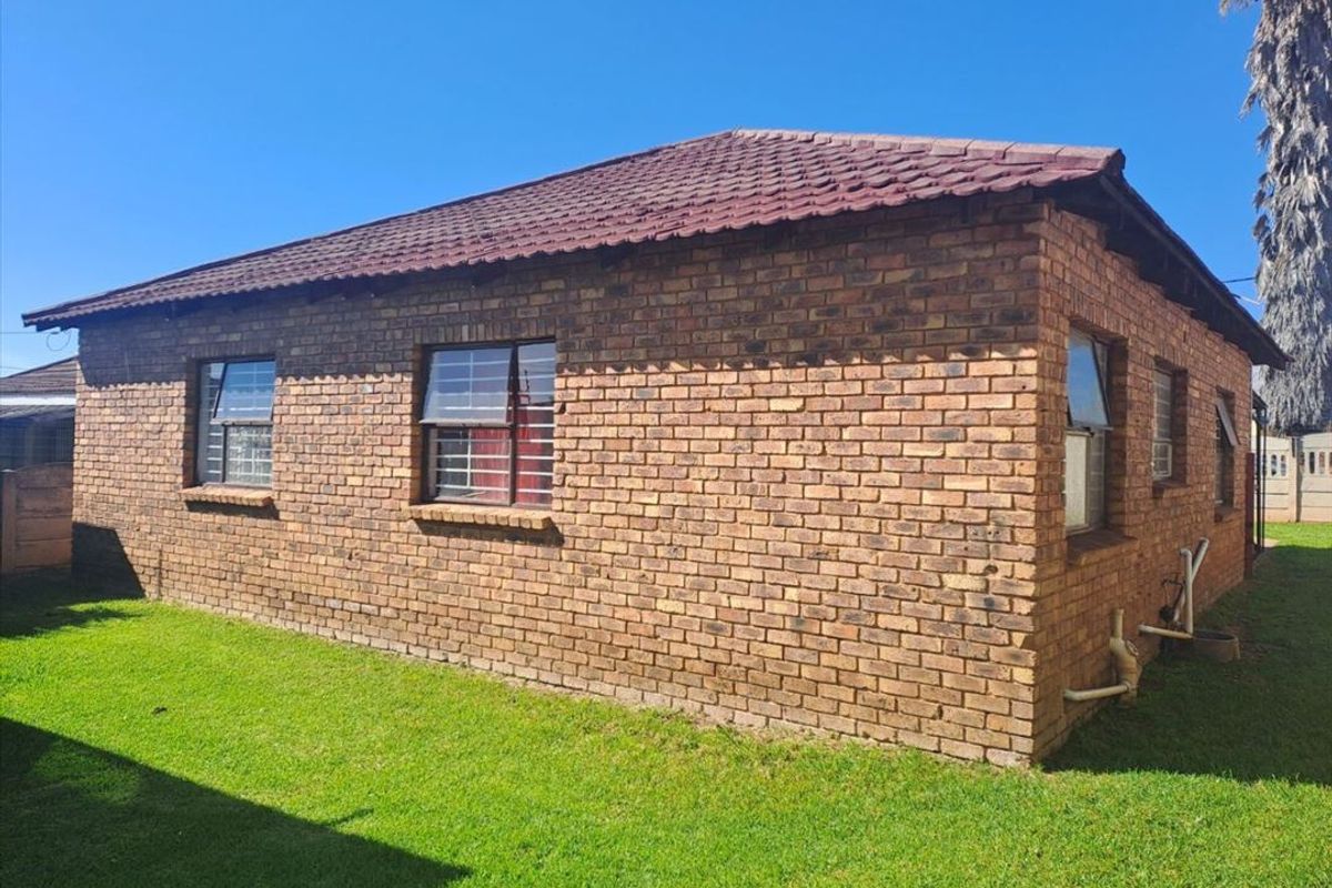 Cozy Home with Granny Flats and Ample Parking - Photo 3