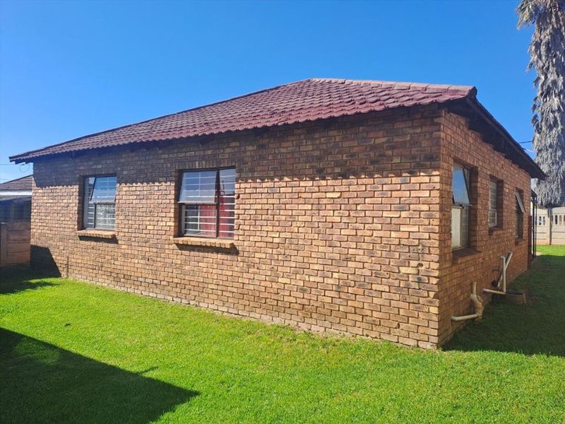 Cozy Home with Granny Flats and Ample Parking - Photo 3