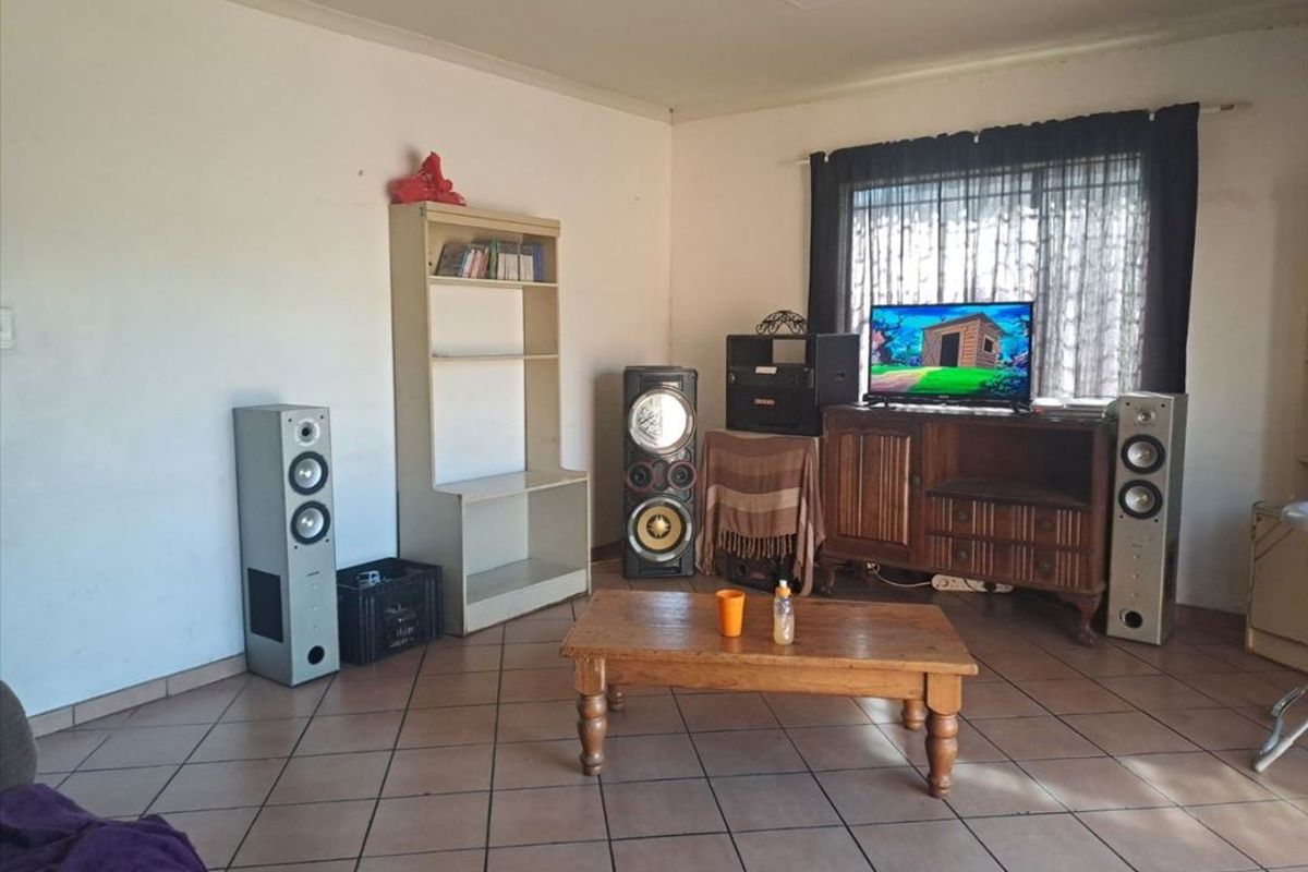 Cozy Home with Granny Flats and Ample Parking - Photo 2