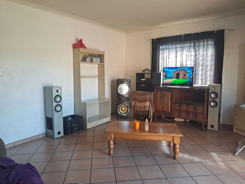 Cozy Home with Granny Flats and Ample Parking - Photo 2