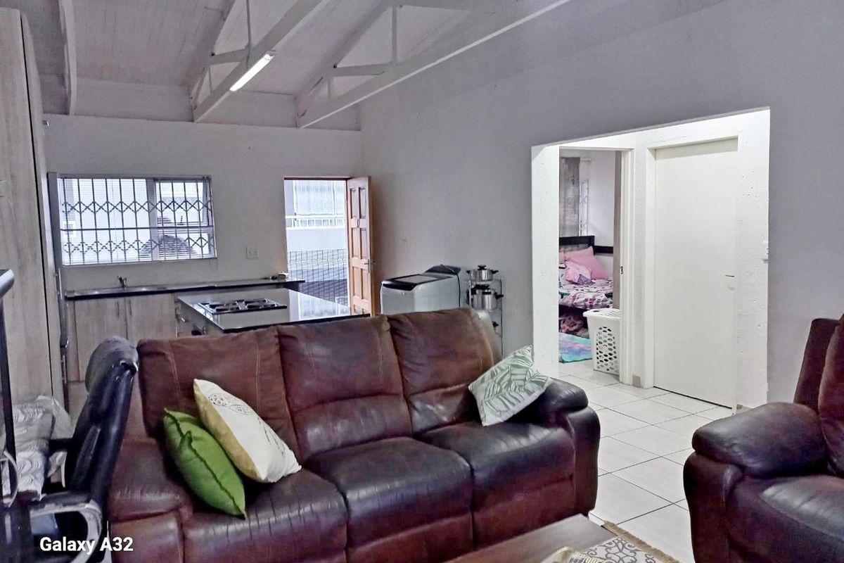 Lovely 2 bedroom 2nd floor townhouse - Photo 5