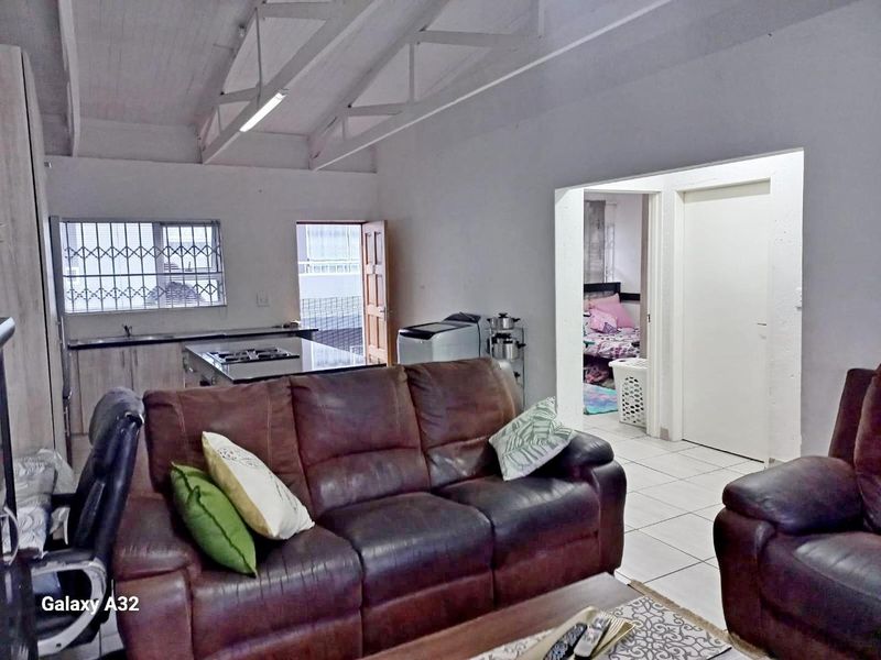 Lovely 2 bedroom 2nd floor townhouse - Photo 5