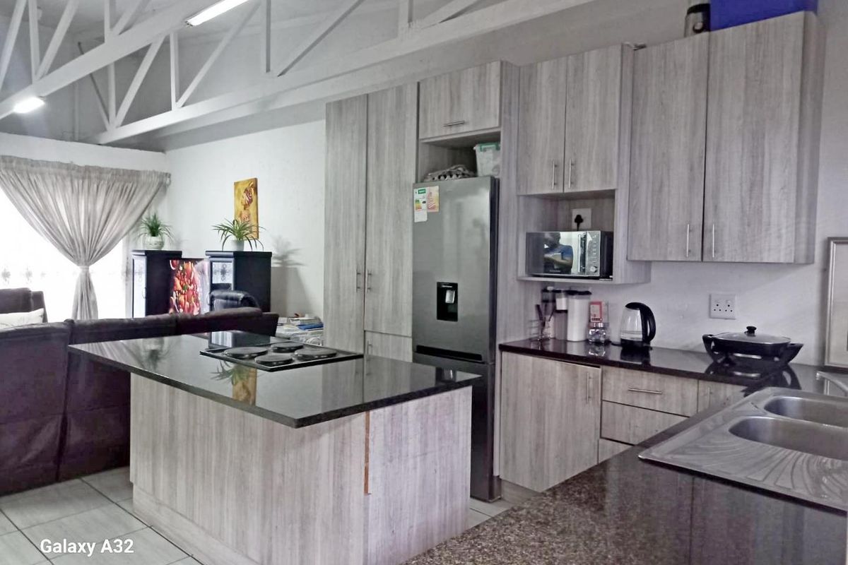 Lovely 2 bedroom 2nd floor townhouse - Photo 4