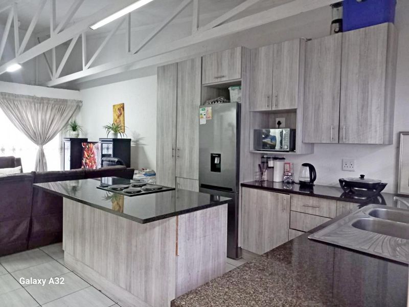 Lovely 2 bedroom 2nd floor townhouse - Photo 4