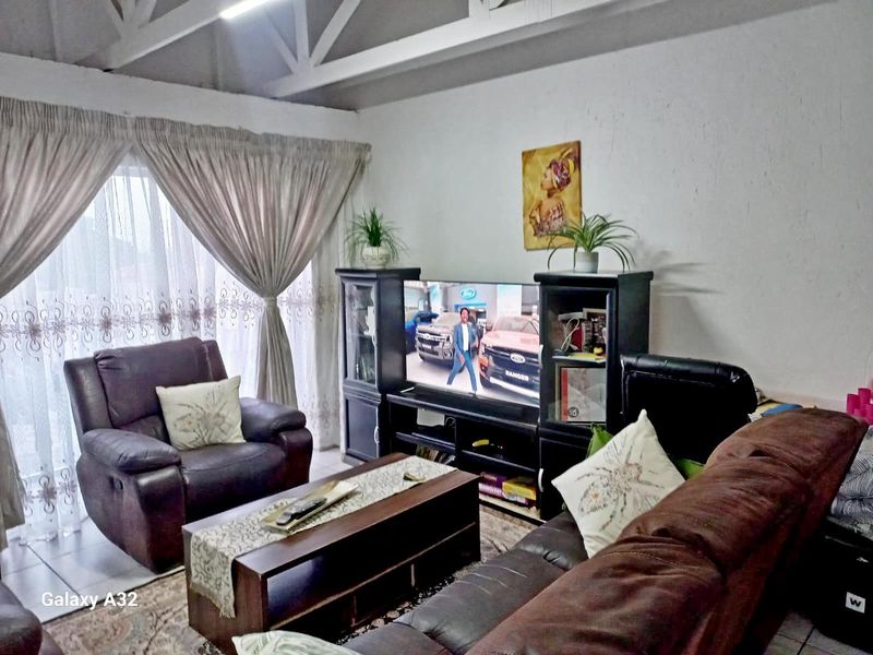 Lovely 2 bedroom 2nd floor townhouse - Photo 9