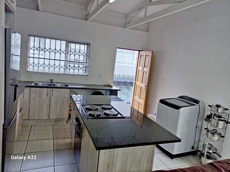 Lovely 2 bedroom 2nd floor townhouse - Photo 8