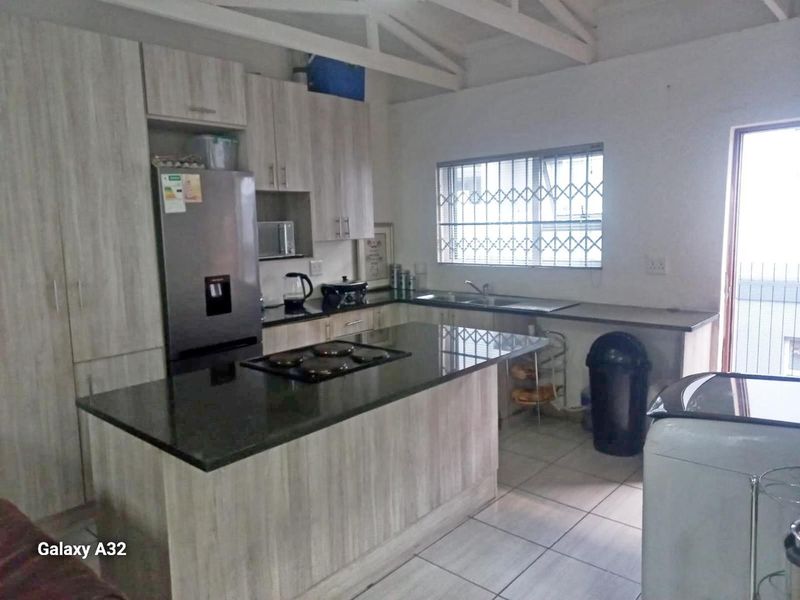 Lovely 2 bedroom 2nd floor townhouse - Photo 6