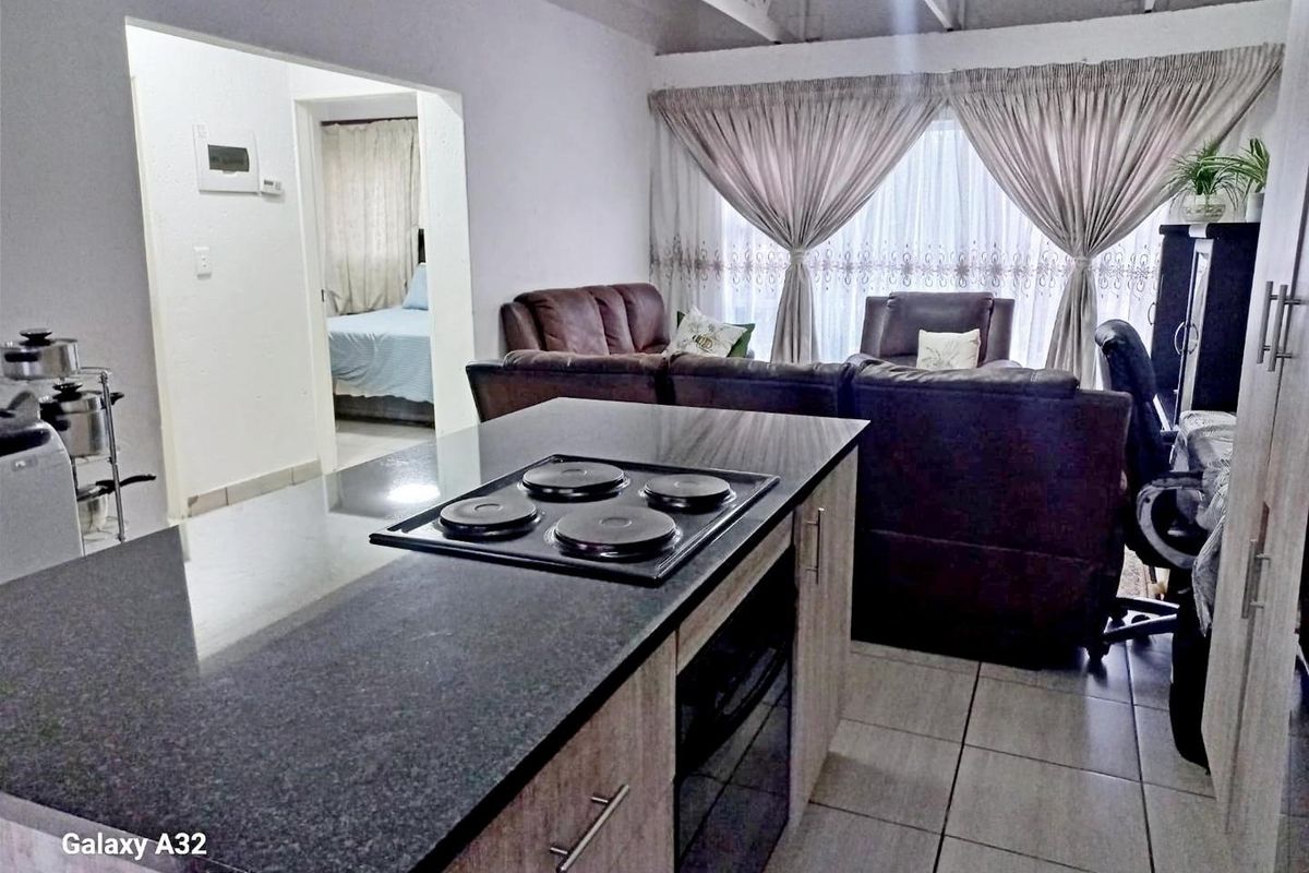 Lovely 2 bedroom 2nd floor townhouse - Photo 3