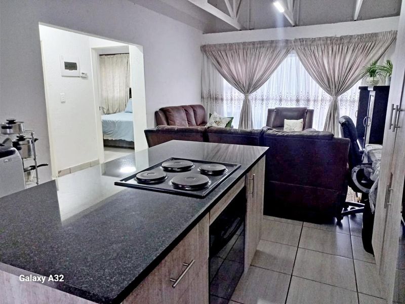 Lovely 2 bedroom 2nd floor townhouse - Photo 3