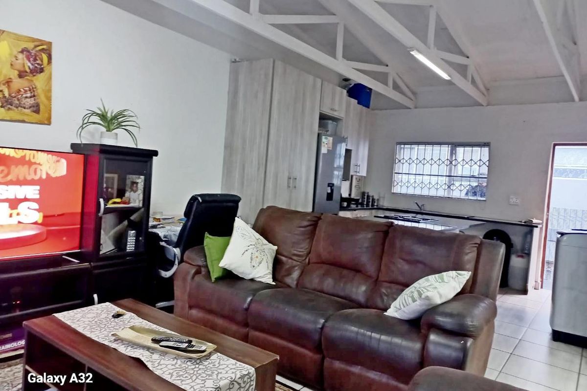 Lovely 2 bedroom 2nd floor townhouse - Photo 2