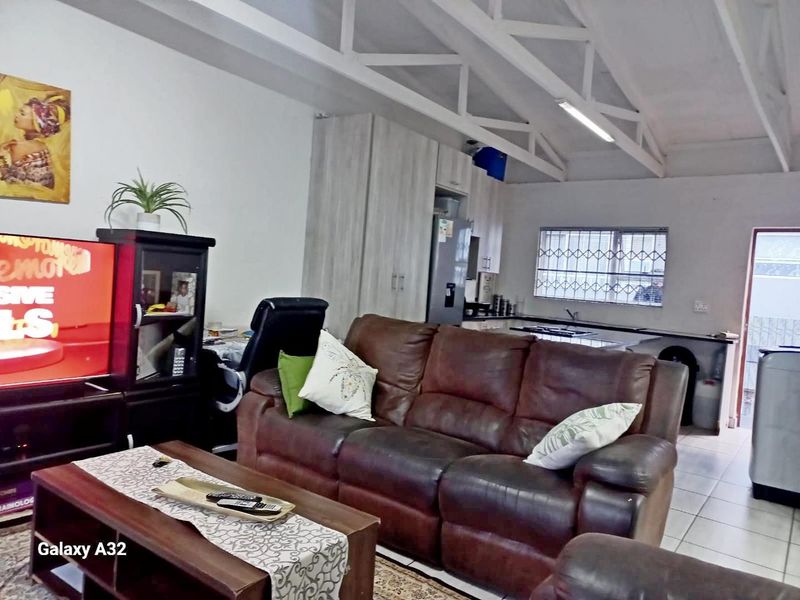 Lovely 2 bedroom 2nd floor townhouse - Photo 2