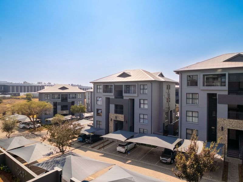 Stunning Modern Apartment in Westlake Eco Estate - Photo 3