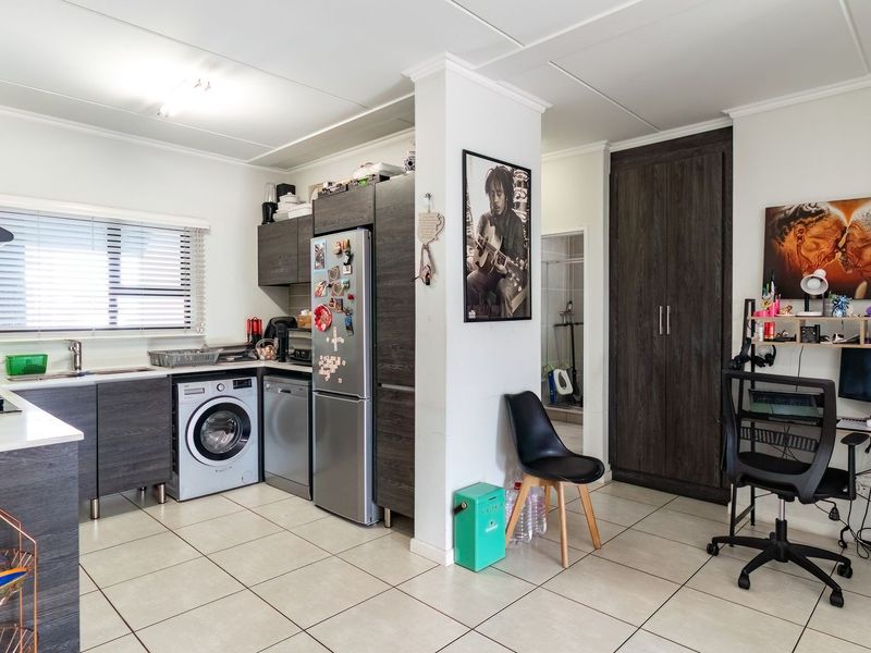 Stunning Modern Apartment in Westlake Eco Estate - Photo 8