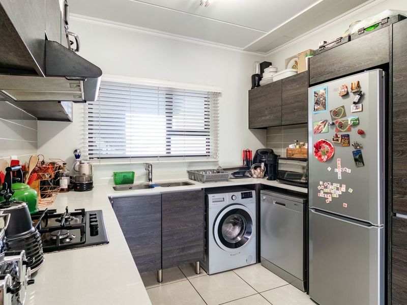 Stunning Modern Apartment in Westlake Eco Estate - Photo 7