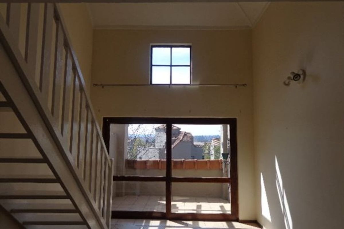 2 BEDROOM PLUS LOFT APARTMENT IN PAULSHOF  - Photo 5