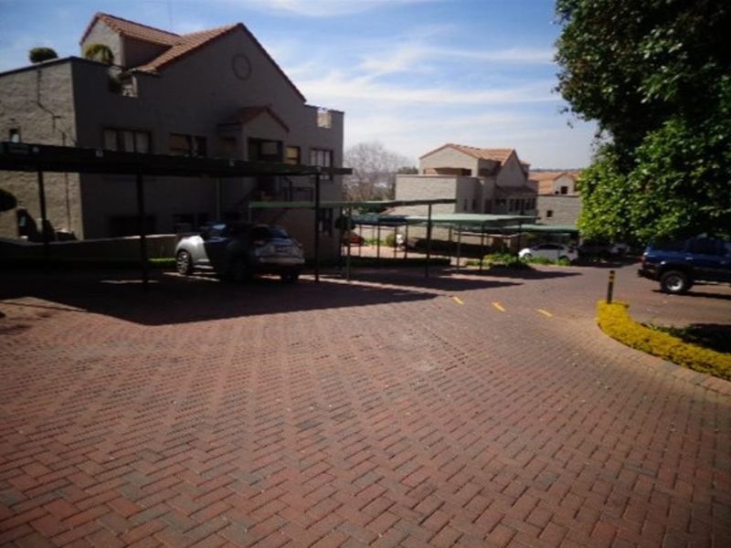 2 BEDROOM PLUS LOFT APARTMENT IN PAULSHOF  - Photo 10