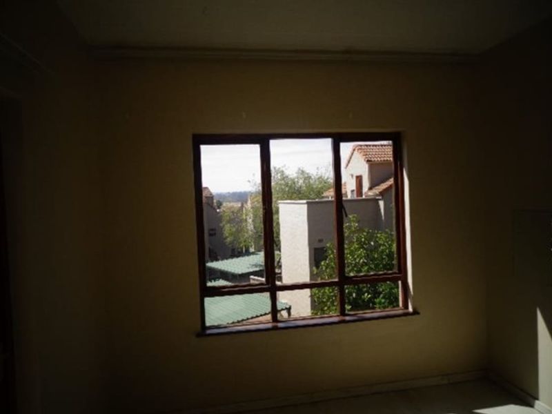 2 BEDROOM PLUS LOFT APARTMENT IN PAULSHOF  - Photo 7