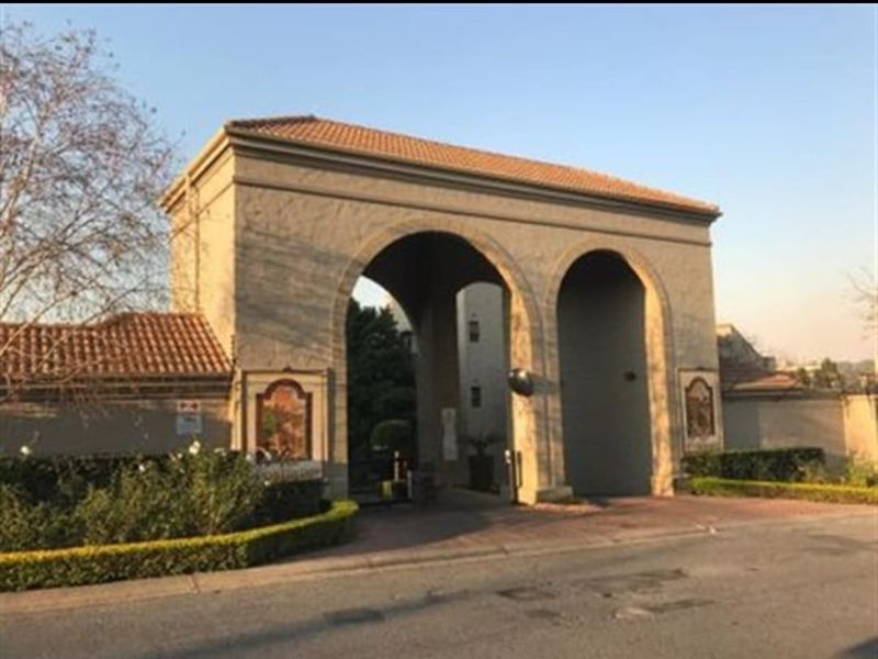 2 BEDROOM PLUS LOFT APARTMENT IN PAULSHOF  - Photo 2