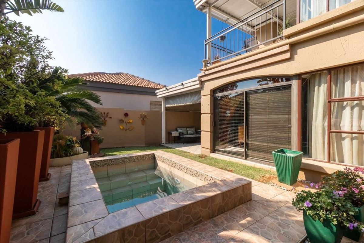 Stylish Family Home with Pool and Double Garage - Photo 3
