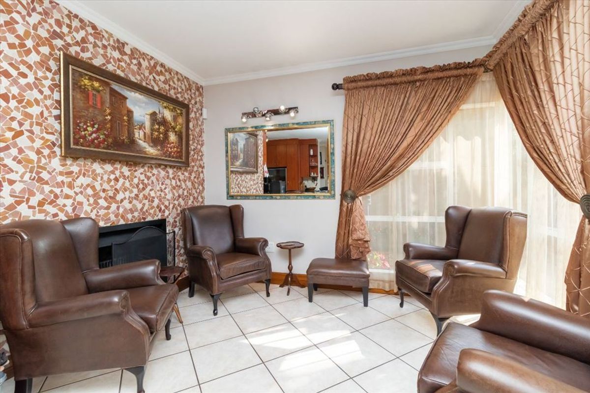 Stylish Family Home with Pool and Double Garage - Photo 2