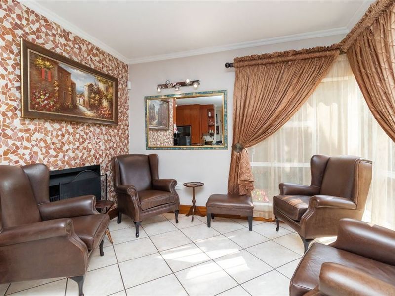 Stylish Family Home with Pool and Double Garage - Photo 2