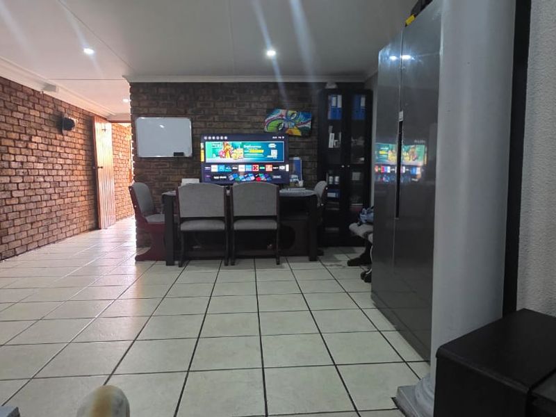 Spacious 2-Bedroom Home with Garage & Pet-Friendly - Photo 4